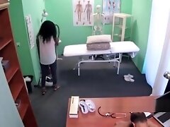 DOCTOR TIRANDOSE A LA NEGRA DE LA LIMPIEZA