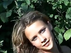 Se masturba en el jardin