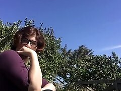 Sau melkt Kleinschwanz ihres fetten Stechers draussen!