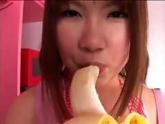 YAMADA Momoka in the kitchen