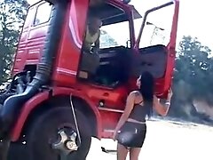 Livia Ohana pegando carona