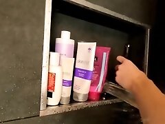 Douche coquine et godage anal