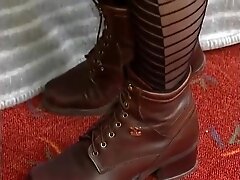 Mature lady has an experienced pussy