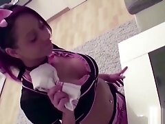 Sie erwischt ihren Typen mit geilen Putzfrau und fickt mit