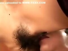 Mince et sexy, la japonaise se fait masturber et prendre par 2 mecs