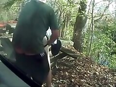 Sconosciuto e moldava nel parco lambro